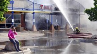 Petugas Damkar memadamkan api yang membakar pertokoan di Minneapolis. Pertokoan di kawasan tersebut sebelumnya dijarah dan dibakar massa yang memprotes kematian George Floyd. Brian Peterson/Star Tribune via AP.