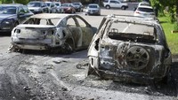 Beberapa mobil hangus dibakar massa di Minneapolis. Brian Peterson/Star Tribune via AP.