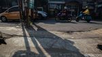 Sudah 2 Tahun, Deretan Tiang Makan Jalan di Ciputat Belum Juga Digeser