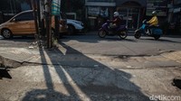 Selain itu, keberadaan tiang tersebut membuat pelebaran jalan belum efektif karena ada penyempitan ruang.