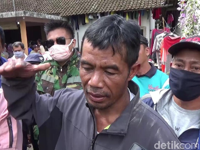 Penambang belerang Ahmad Arifin (59) melakukan aksi heroik. Ia berenang di Danau Kawah Ijen yang asam dan bersuhu 24 hingga 40 derajat celsius, untuk mengevakuasi jenazah rekannya.