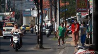 Sebelum pelebaran jalan, posisi tiang itu berdiri di lokasi yang tepat. Namun saat jalan dilebarkan, tiang-tiang itu belum juga dipindahkan.