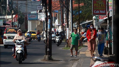 Sudah 2 Tahun, Deretan Tiang Makan Jalan di Ciputat Belum Juga Digeser