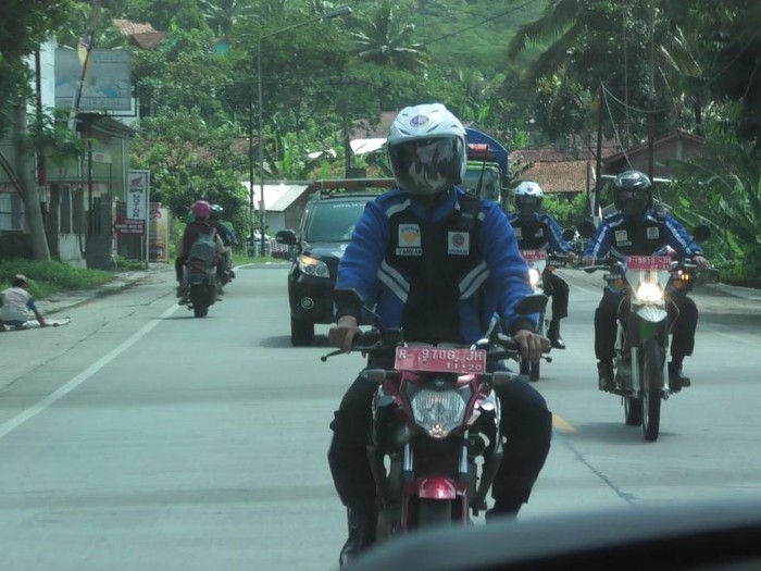 Tim motor pemburu warga tak bermasker di Banyumas, Sabtu (30/5/2020).