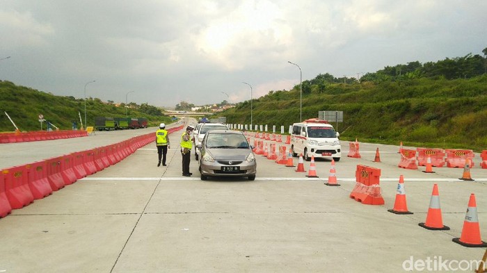 Penyekatan arus balik di gerbang Tol Kalikangkung Semarang, Sabtu (30/5/2020).