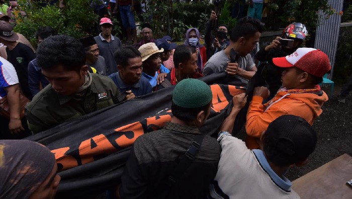 Penambang Belerang yang Hilang Ditemukan 150 Meter dari Bibir Danau Kawah Ijen