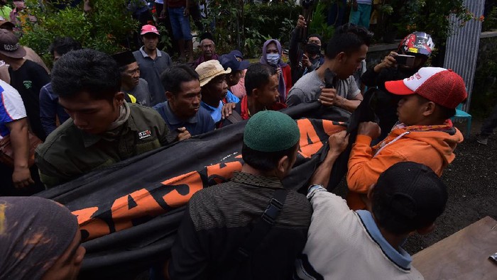 Penambang Belerang yang Hilang Ditemukan 150 Meter dari Bibir Danau Kawah Ijen Penambang Belerang yang Hilang Ditemukan 150 Meter dari Bibir Danau Kawah Ijen