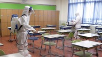 Saat ini sekolah-sekolah yang sebelumnya dibuka telah disemprot disinfektan untuk mengantisipasi penyebaran virus Corona. Jo Jung-ho/Yonhap via AP.