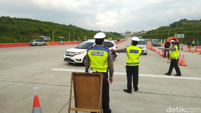 Penyekatan arus balik di gerbang Tol Kalikangkung Semarang, Sabtu (30/5/2020).