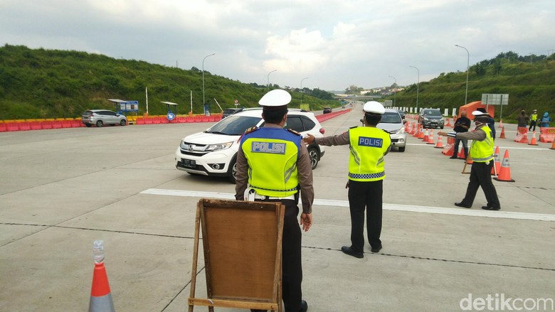 Penyekatan arus balik di gerbang Tol Kalikangkung Semarang, Sabtu (30/5/2020). Penyekatan arus balik di gerbang Tol Kalikangkung Semarang, Sabtu (30/5/2020).