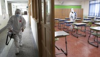 Korea Selatan kembali menutup 200 sekolah karena ada lonjakan kasus virus Vorona. Seperti dilansir BBC, Jumat (29/5) sekitar 56 kasus baru Covid-19 dilaporkan dalam 24 jam terakhir, yang terjadi di dekat daerah dengan penduduk padat. Jo Jung-ho/Yonhap via AP.
