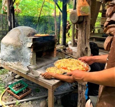 Keluarga di Malaysia jual pizza tradisional