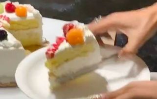 Cara potong kue ulang tahun pakai penjepit makanan