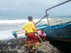 Perahu Congkreng Tanpa Nelayan Terombang-ambing di Teluk Palabuhanratu
