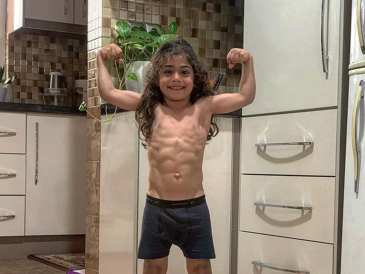Gaya Kulineran Arat Hosseini, Bocah Kecil Bertubuh Kekar yang Hobi Fitness