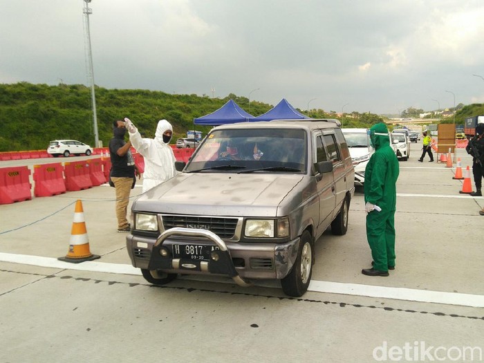 Penyekatan arus balik di gerbang Tol Kalikangkung Semarang, Sabtu (30/5/2020).