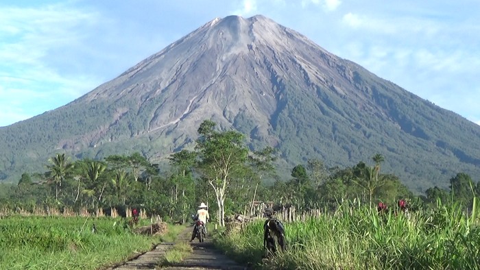 gunung semeru di lumajang