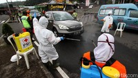 Kendaraan yang memasuki wilayah Jawa Timur juga disemprot disinfektan.