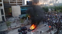 Warga yang protes kematian George Floyd membakar mobil polisi di sekitar Gedung Kongres Georgia, Atlanta. Alyssa Pointer/Atlanta Journal-Constitution via AP.
