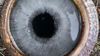 Genangan air yang membeku ini terlihat seperti mata yang mengerikan. Foto: Bored Panda