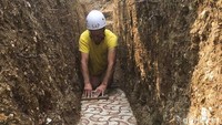 Lantai mosaik terkubur sekitar satu meter di dalam tanah. 