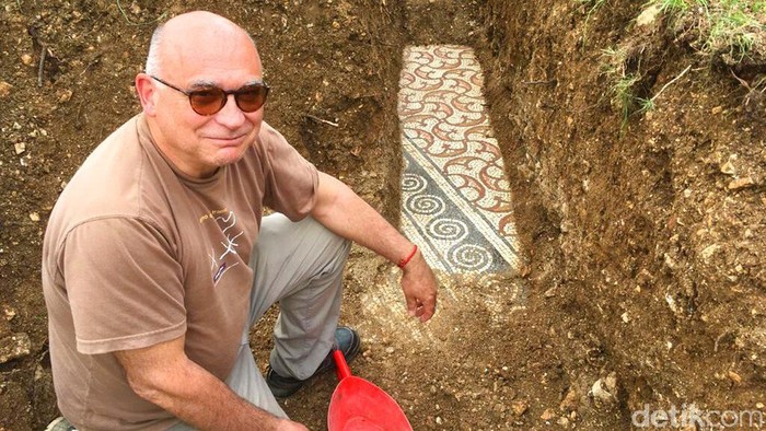 Lantai mosaik peninggalan peradaban Romawi ditemukan di bawah perkebunan anggur di wilayah utara Italia. Lantai mosaik ditemukan setelah puluhan tahun dicari.