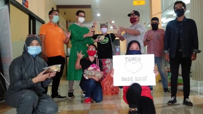 Pemuda Banyuwangi Berikan Masakan Lebaran Ke Nakes di RSUD Blambangan