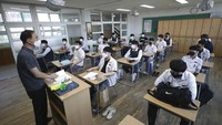 Sebelum ditutup kembali, sekitar ratusan ribu siswa di Korsel telah mengikuti pelajaran di dalam kelas. Park Chul-hong/Yonhap via AP. Kim Yong-tai/Yonhap via AP.
