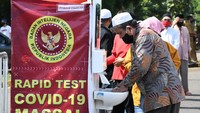 Semua pengunjung yang mengikuti test wajib mencuci tangan terlebih dahulu. Kegiatan rapid test massal ini merupakan arahan dari Kepala BIN Jenderal (purn) Budi Gunawan untuk membantu pemerintah dalam percepatan penanganan COVID-19. Foto: dok. BIN