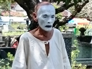Terjebak Bersama Jemek Supardi di Kerkhof