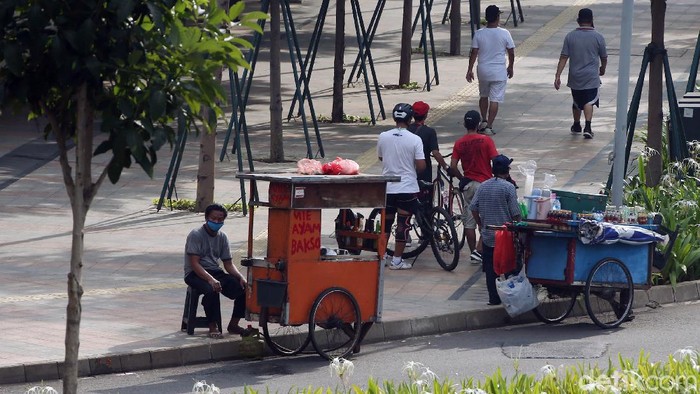 Pandemi Corona, PKL Menjamur di Jalan Sudirman Pedagang Kaki Lima (PKL) kembali menjamur di Jalan Jend Sudirman, Jakarta Pusat, Minggu (31/05/2020). Mereka nekat berjualan meski di tengah pandemi Corona.
