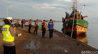 Tanpa ada pengunjung atau warga, acara digelar secara sederhana. Tampak tradisi ini juga diikuti hanya beberapa orang saja.