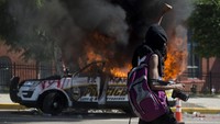 Sebuah mobil polisi dibakar di Pittsburgh, Pennsylvania, Amerika Serikat. Nate Smallwood/Pittsburgh Tribune-Review via AP.