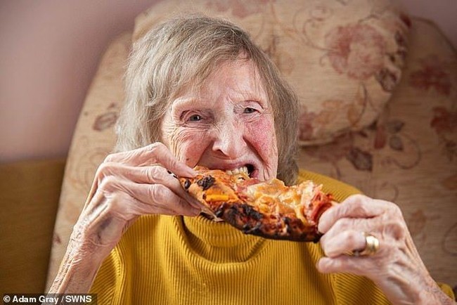 Momen Seru Kakek dan Nenek Cicip Dalgona dan Pizza Pertama Kali