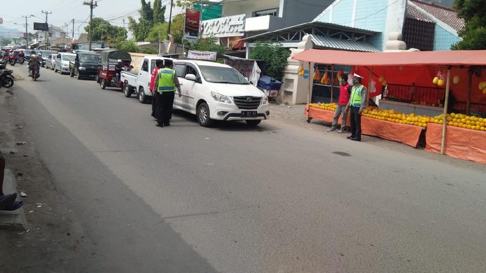 Polisi putar balik ribuan kendaraan yang hendak berwisata ke Anyer.