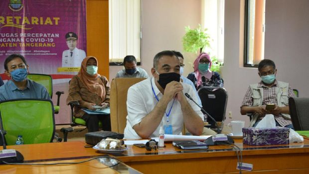 Bupati Tangerang, Ahmed Zaki Iskandar mengikuti rapat dengan Forkopimda Banten, Sabtu (30/5/2020).