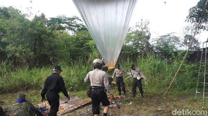 Petugas gabungan sita balon udara dan petasan di Kota Pekalongan, Minggu (31/5/2020).