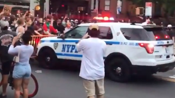 Video Mobil Polisi New York Seruduk Massa Aksi George Floyd