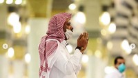 Seorang jamaah khusyuk berdoa di Masjid Nabawi. Istimewa/Haramain Info untuk Masjid Nabawi.