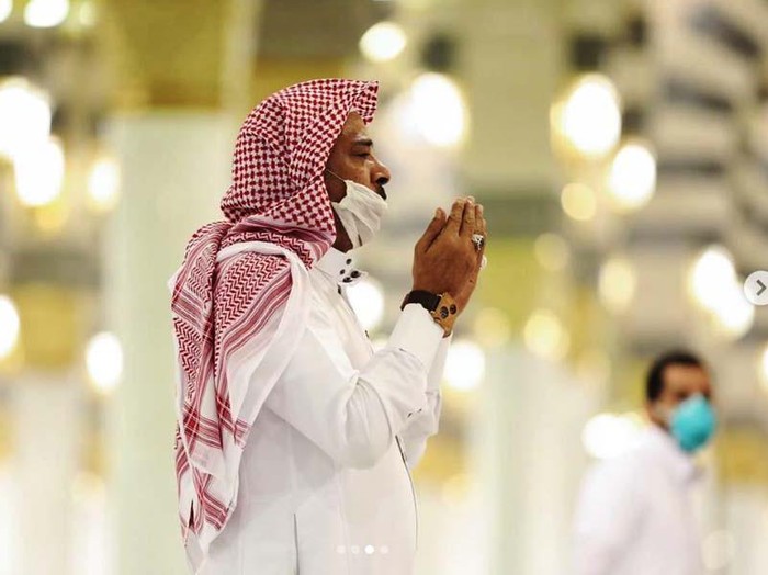Pemerintah Arab Saudi membuka kembali Masjid Nabawi, Madinah, setelah ditutup akibat virus Corona. Begini potret salat saat Masjid Nabawi dibuka.