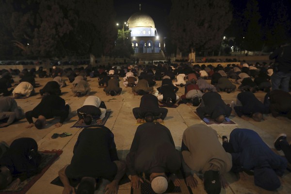 Jemaah yang salat subuh tampak khusyuk berdoa sambil meneriakkan Allahu Akbar saat memasuki wilayah masjid. Beberapa juga berlutut dan mencium tanah. (Foto: AP/Mahmoud Illean) Jemaah yang salat subuh tampak khusyuk berdoa sambil meneriakkan Allahu Akbar saat memasuki wilayah masjid. Beberapa juga berlutut dan mencium tanah. (Foto: AP/Mahmoud Illean)