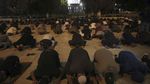 Foto: Khusyuknya Jemaah Salat di Masjid Al-Aqsa yang Baru Dibuka