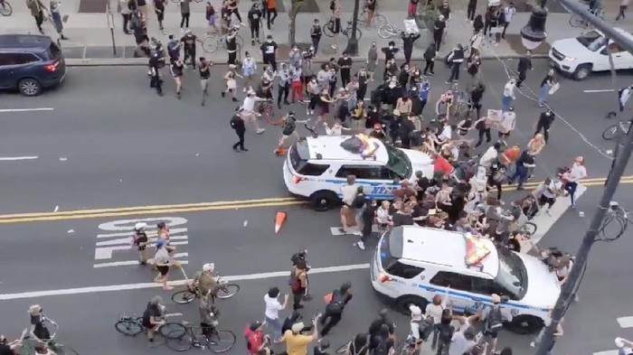 Mobil polisi NYPD tabrak belasan demonstran George Floyd