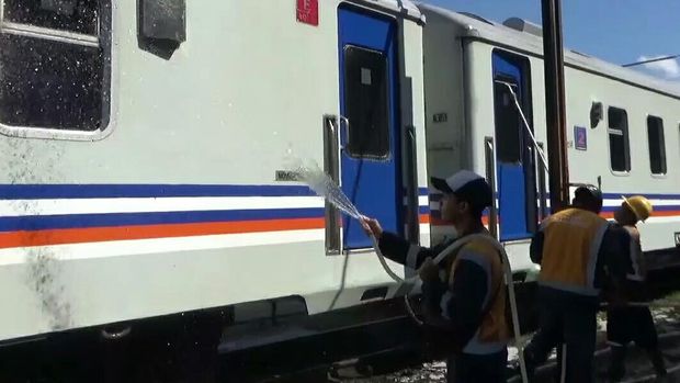 kereta api banyuwangi dibersihkan dan diperbaiki