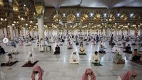 Salat dilakukan dengan protokol kesehatan dan menjaga jarak. Istimewa/Haramain Info untuk Masjid Nabawi.