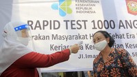 Peserta yang datang diukur suhu tubuhnya terlebih dahulu.