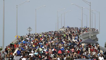 Kebanggaan pun tak dapat disembunyikan oleh warga Amerika dan mereka luapkan di media sosial. Saya menangis. Perjalanan antariksa sungguh menginspirasi saya. Selamat untuk peluncuran hari ini, tulis seorang netizen. Foto: AP/David J. Phillip