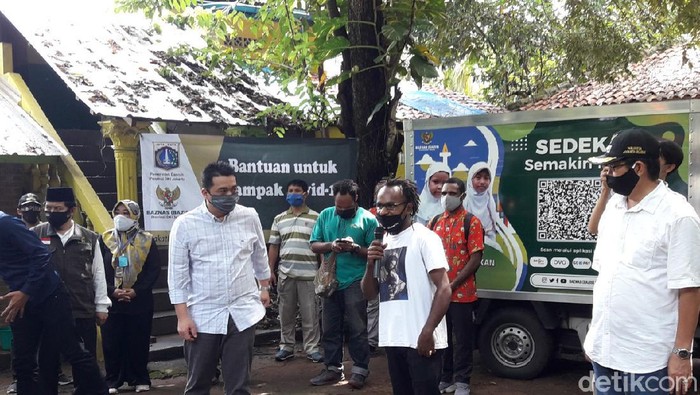 Wagub DKI Ahmad Riza Patria Berikan Bantuan Sembako ke Mahasiswa Papua