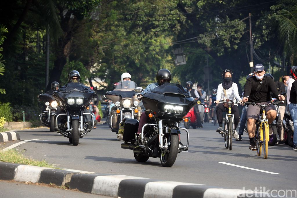 Sejumlah pengendara Moge melintas di Flyover Pancoran, Jakarta, Minggu (31/05/2020). Mereka berkonvoi jelang penerapan new normal.