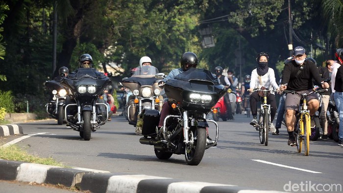Sejumlah pengendara Moge melintas di Flyover Pancoran, Jakarta, Minggu (31/05/2020). Mereka berkonvoi jelang penerapan new normal.